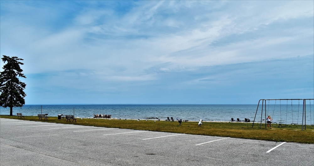 Days Inn Suites By Wyndham St Ignace Lakefront 39/50
