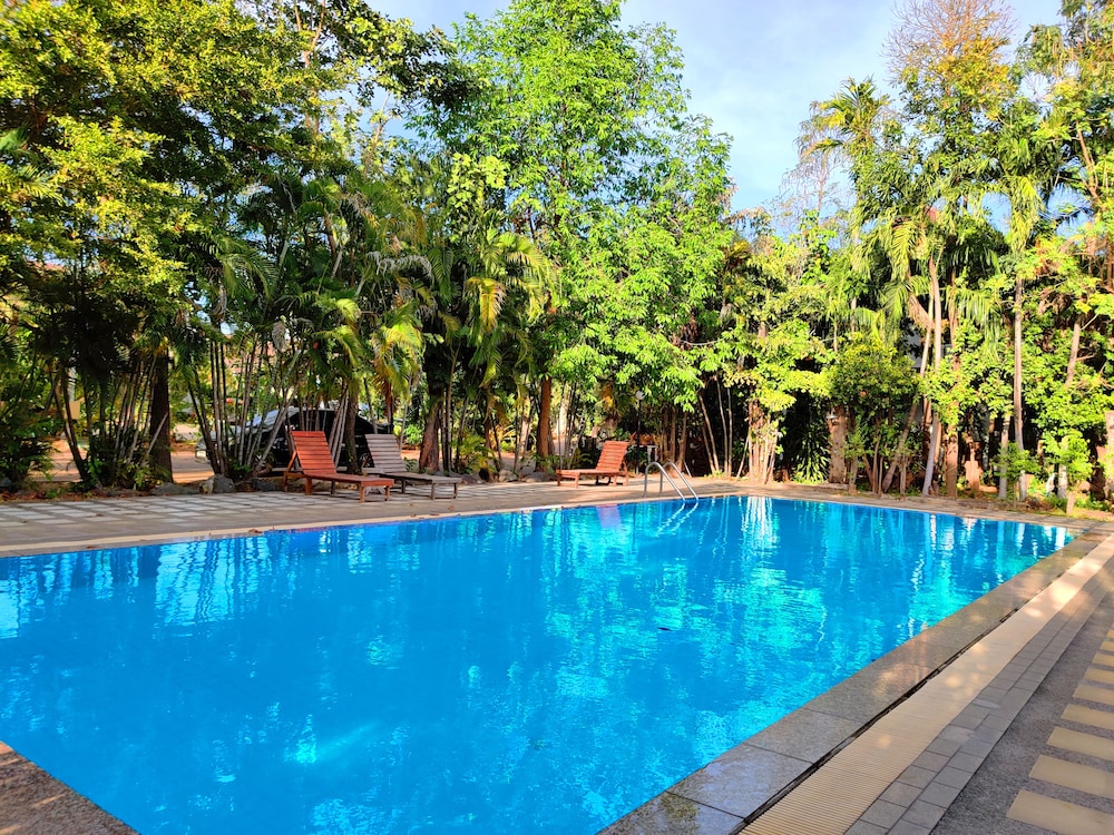 Thongpaeka Hotel 47/50