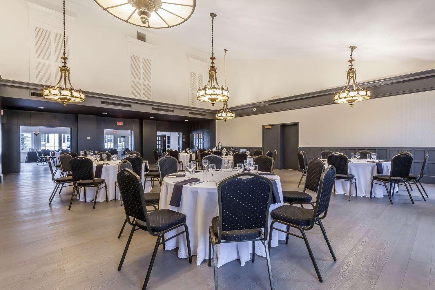 Aurora Inn Hotel And Event Center 43/45