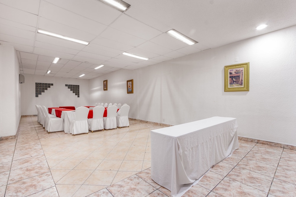 Radisson Hotel & Convention Center Toluca 8/50
