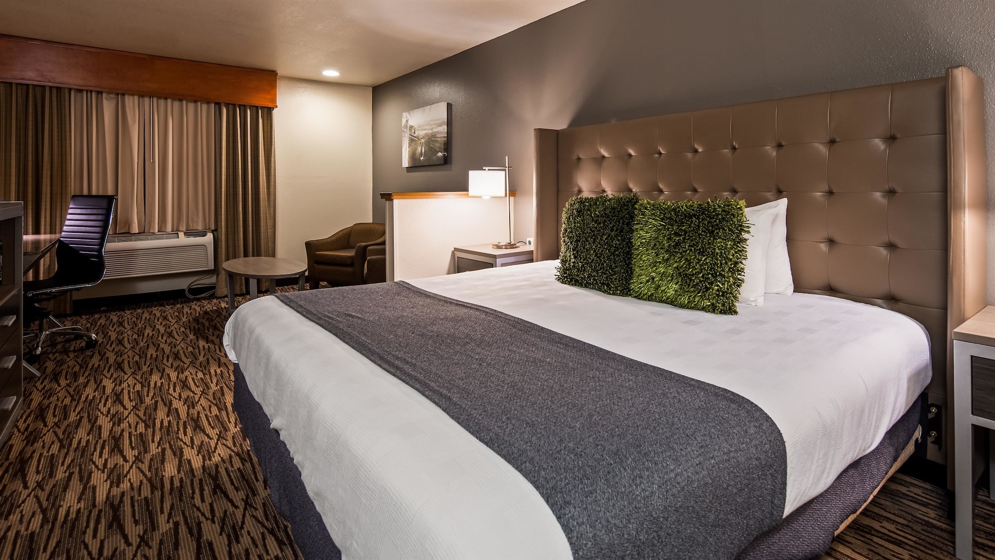 غرفة قياسية بسرير كينج، Best Western Plus Peppertree Airport Inn 7/10