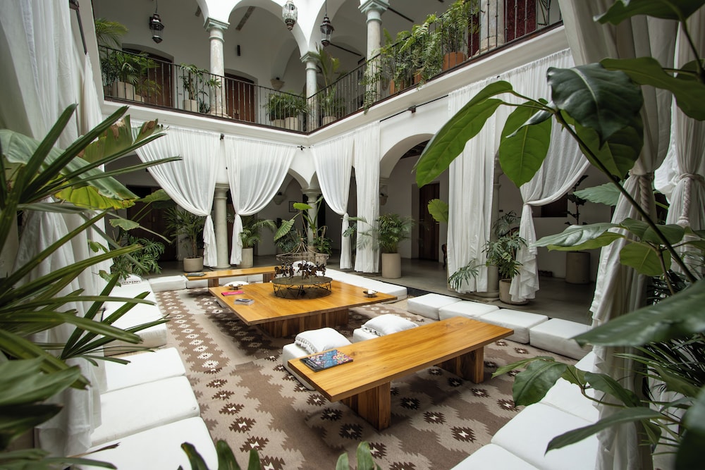 Hotel Sin Nombre 3/50