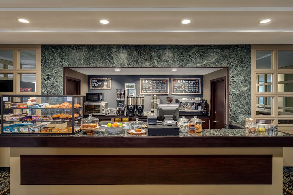 DoubleTree by Hilton New York LaGuardia Airport 34/54