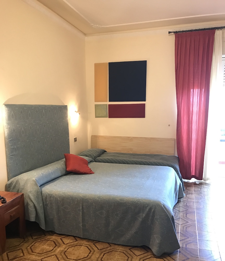 ROOM, TRIPLE
