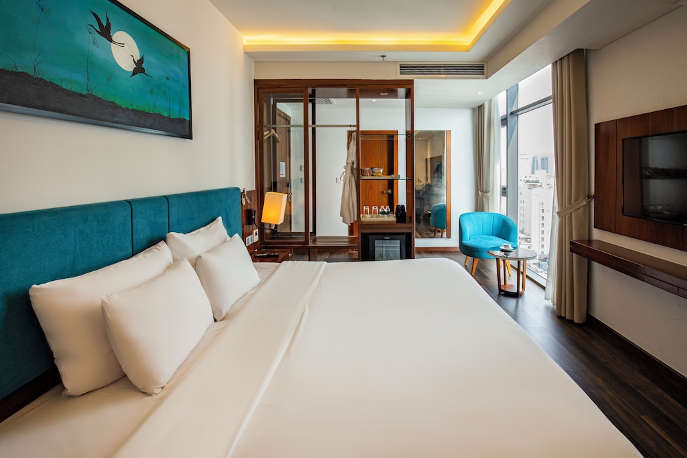 Maximilan Danang Beach Hotel 9/48