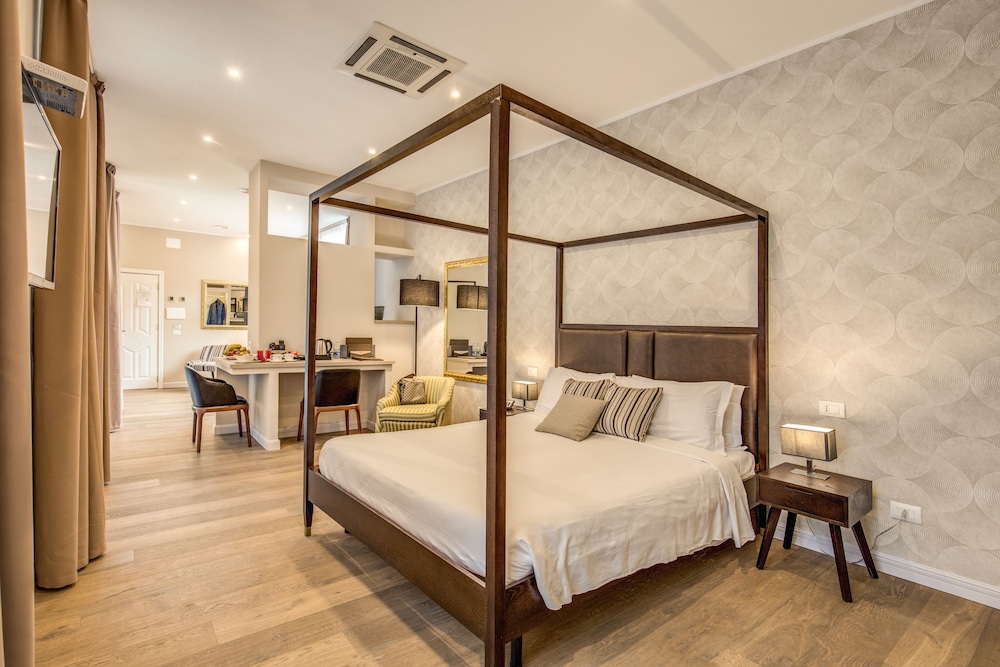 Hotel 87 Eighty-seven 26/72