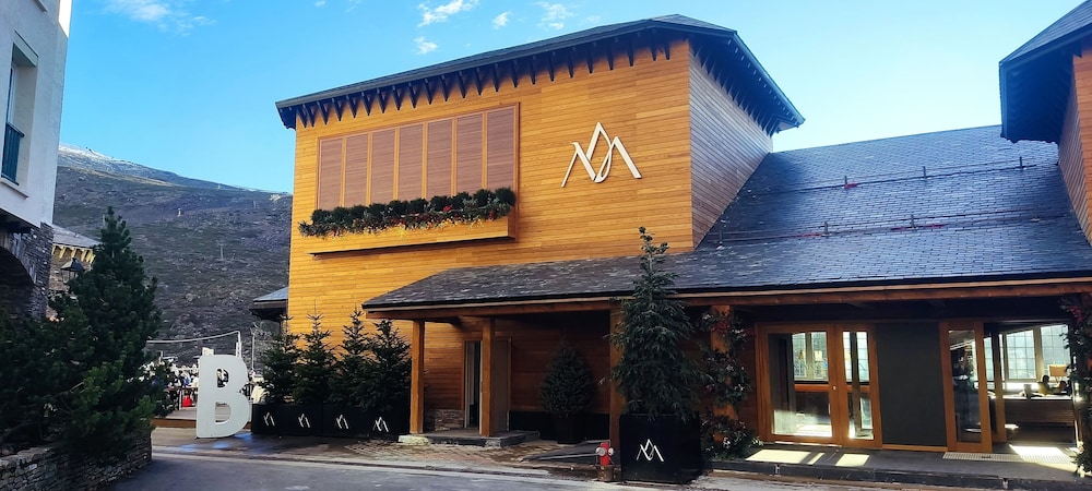 The Mountains Hotel 4/50