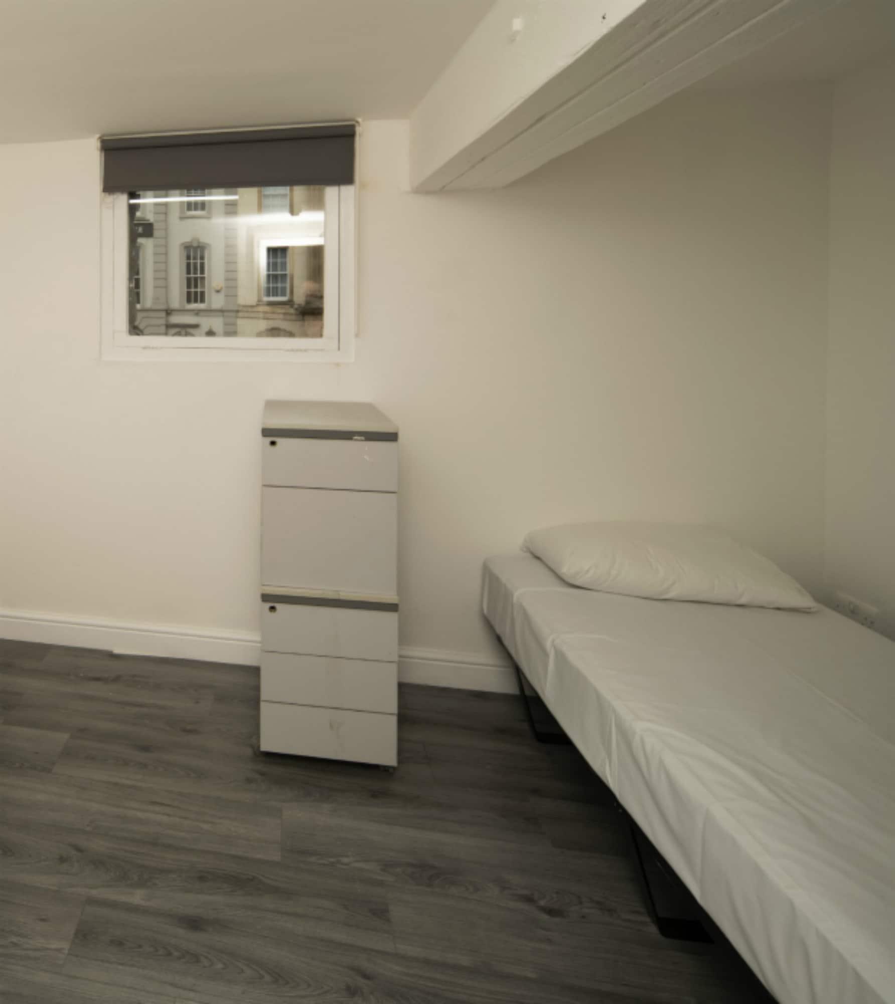 OYO Harbourside Hostel Bristol 13/39