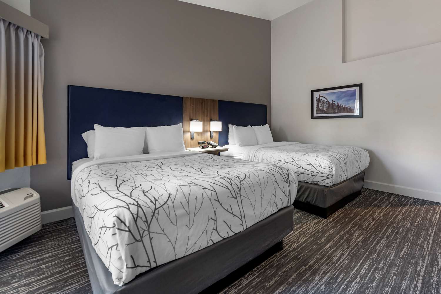 Room, 2 Queen Beds, Pool View