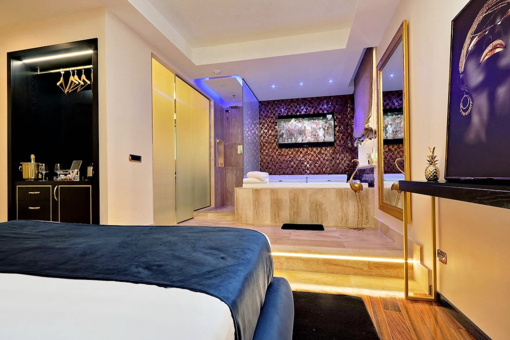 Spanish Diamond Luxury Suites & Jacuzzi 19/39
