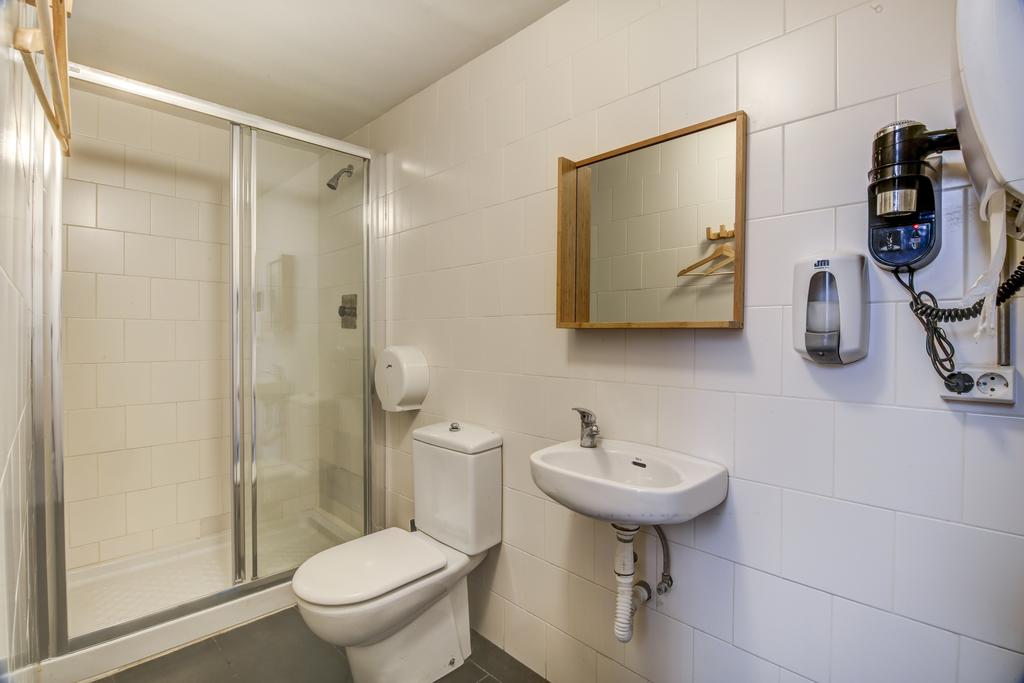 Room, 6 People, Shared Bathroom