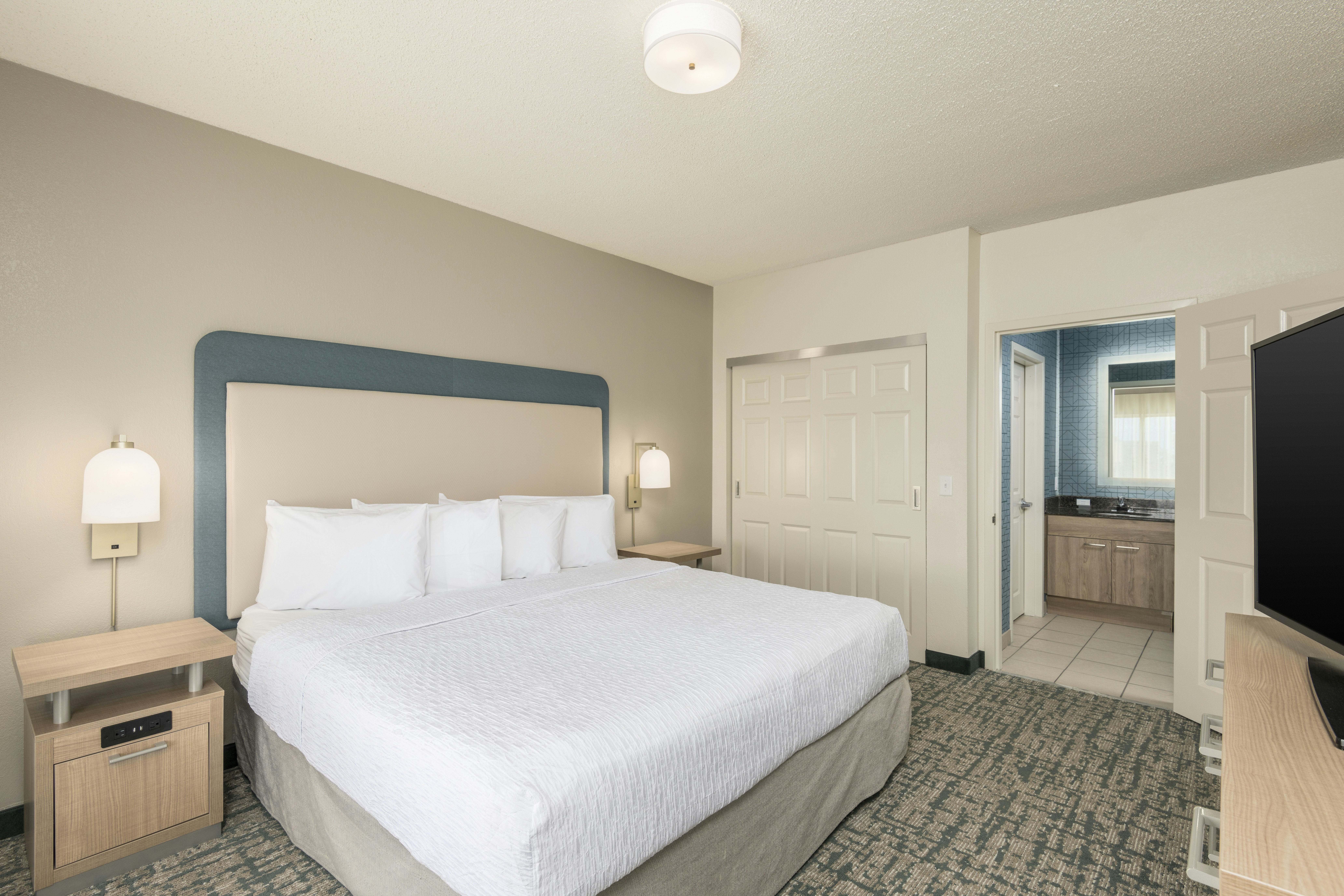 SUITE, KING BED, ACCESSIBLE