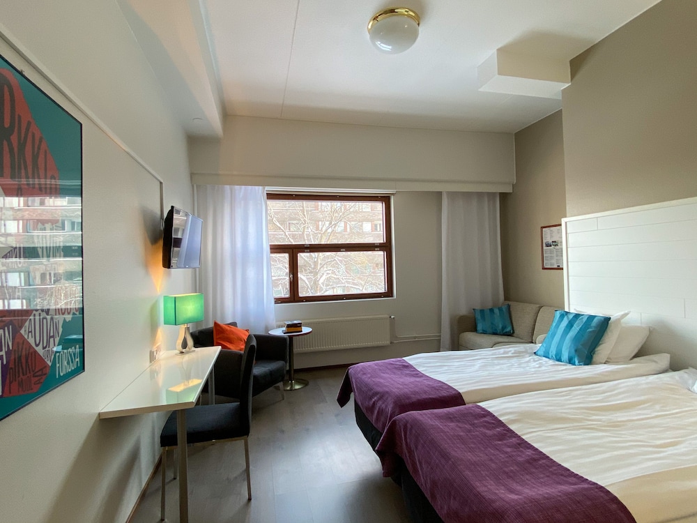 غرفة قياسية بسريرين منفصلين