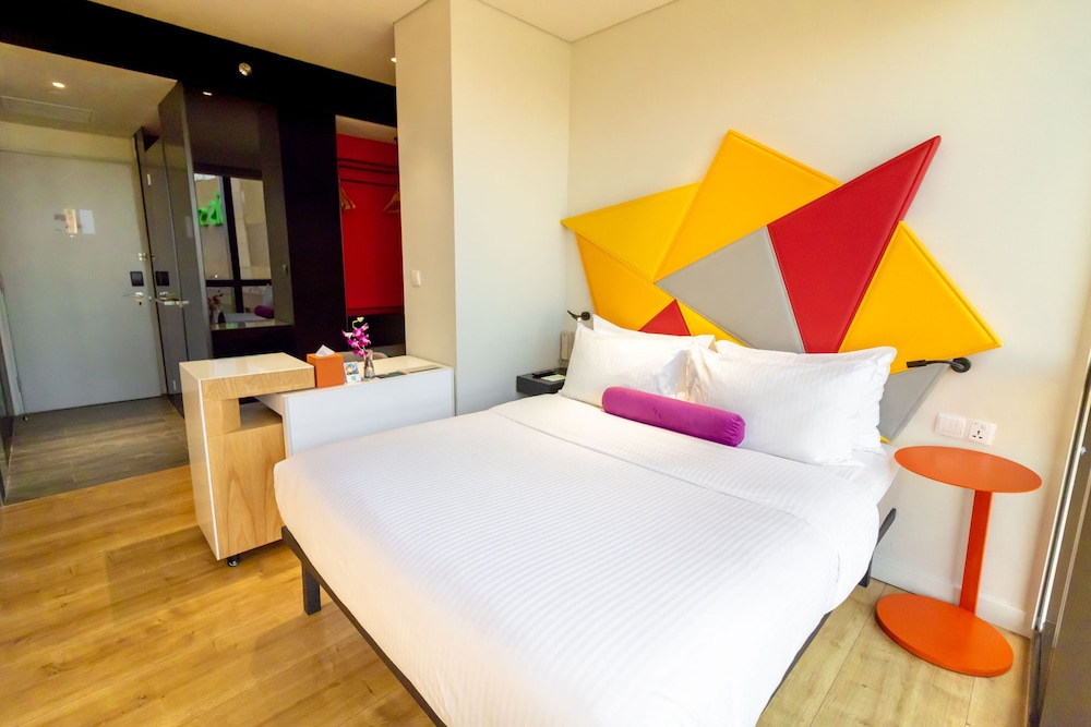 STANDARD, QUEEN BED, POOL VIEW