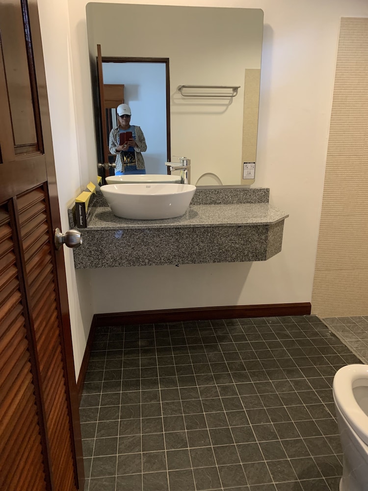 Noble House Beach Resort 12/63