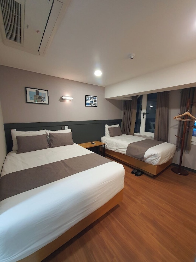 DELUXE, TRIPLE, MULTIPLE BEDS