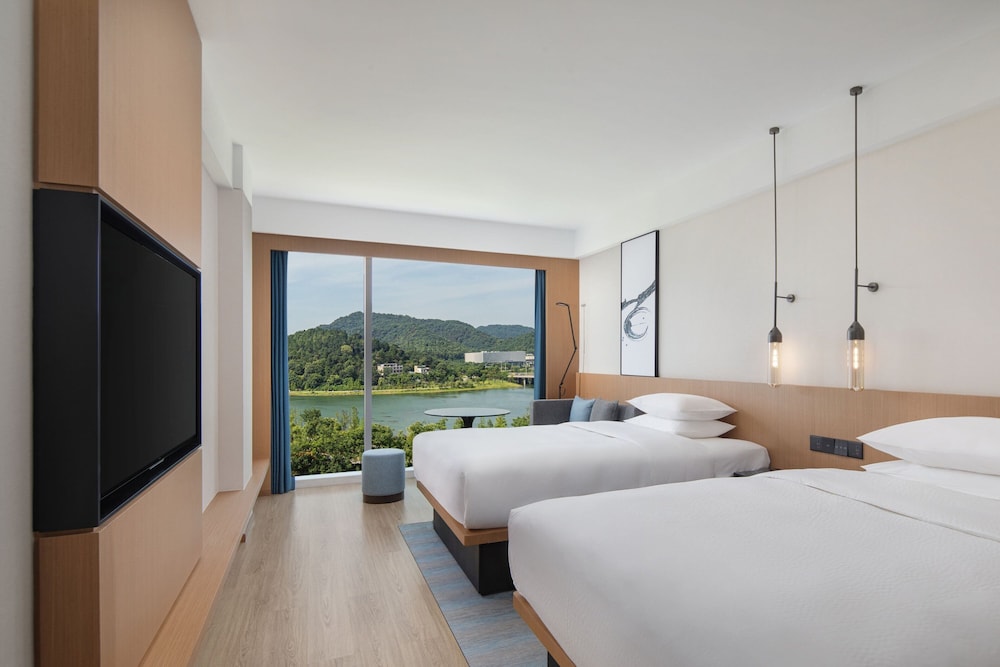 Deluxe, Twin Beds, Lake View