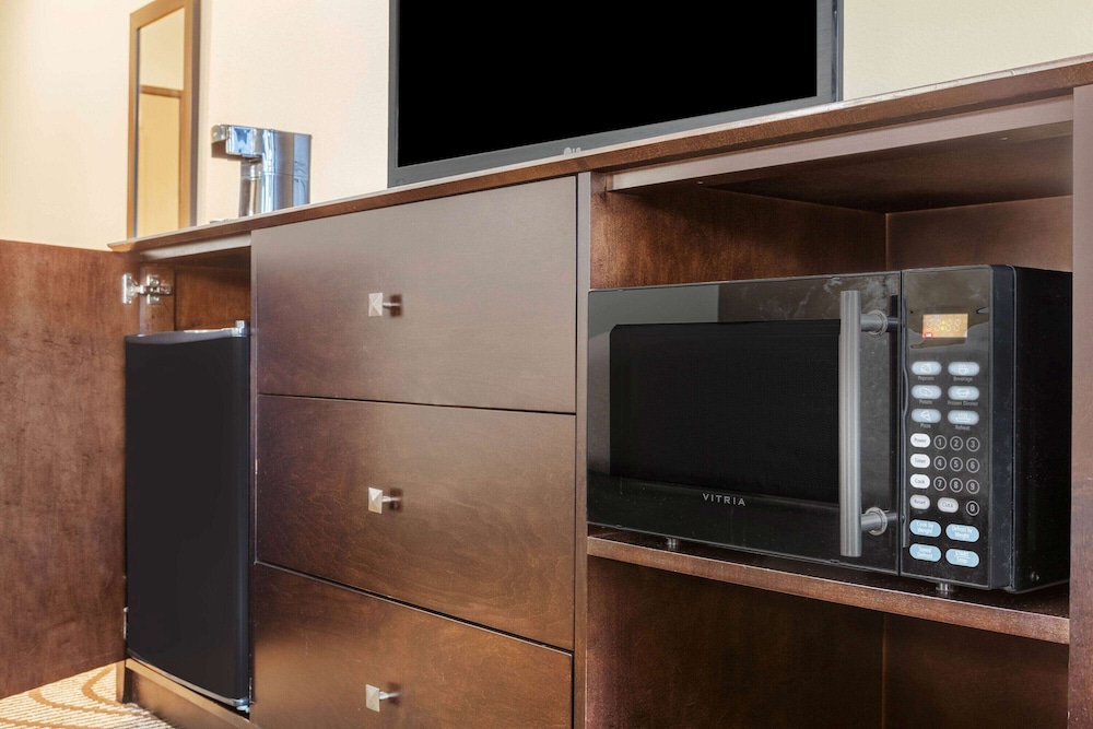 La Quinta Inn Suites Beeville 19/40