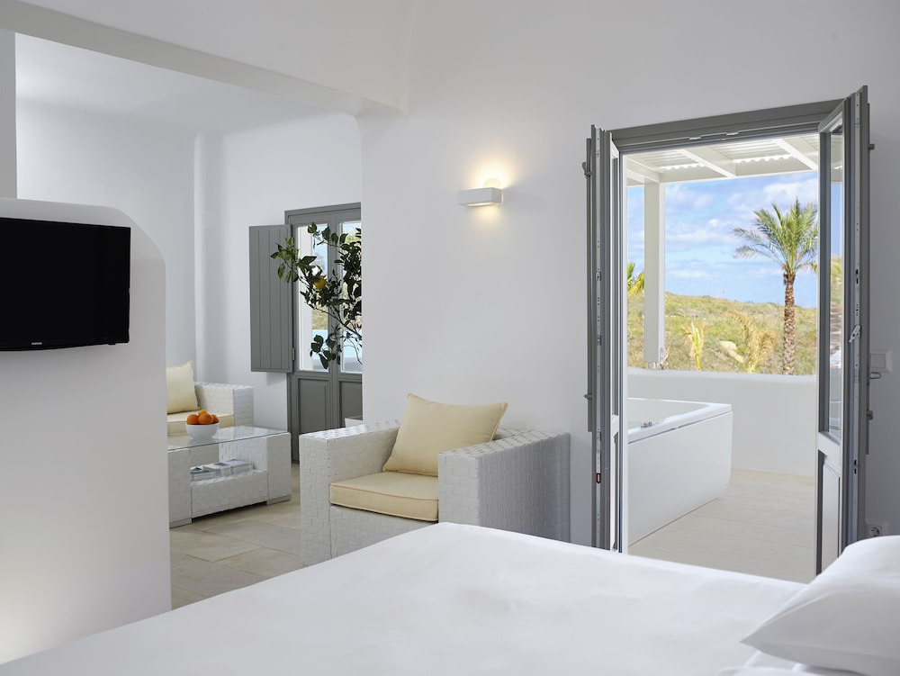 Superior, Suite, King Bed, Pool View, Sofa, Hot Tub