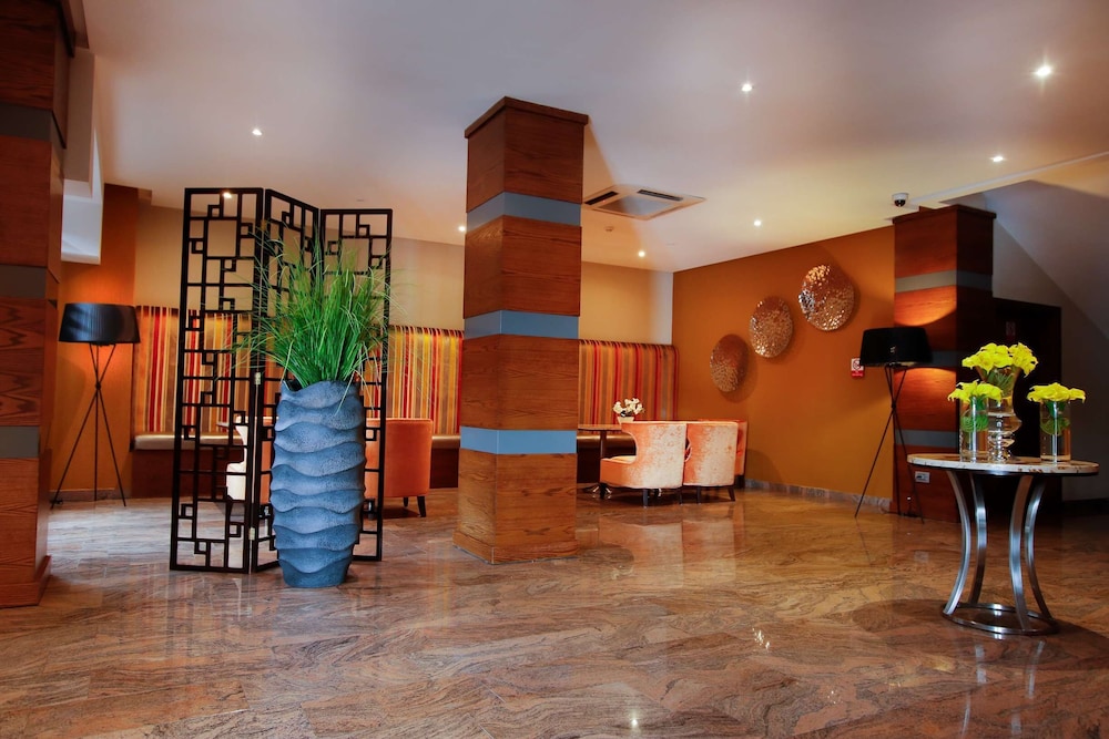 Oak Plaza Suites 8/66