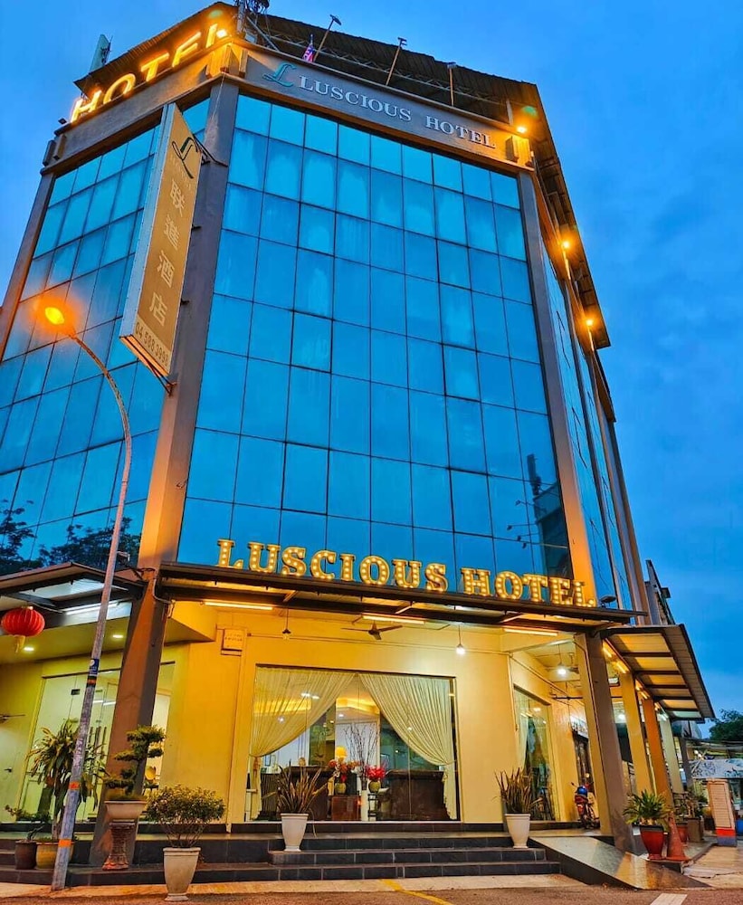 Luscious Hotel 2/38