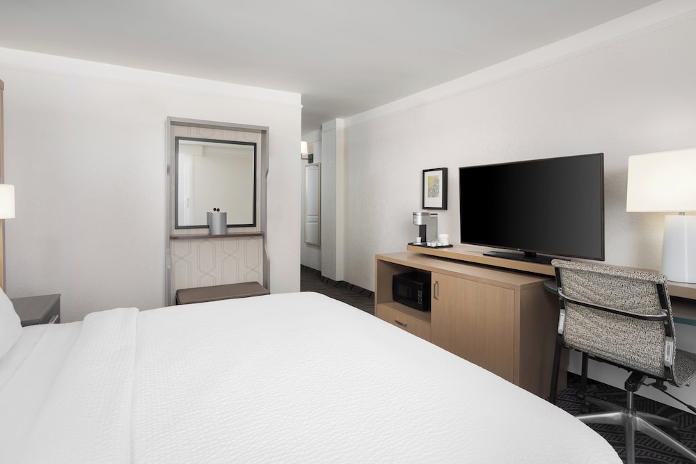 غرفة قياسية بسرير كينج لذوي الإعاقة، Holiday Inn Oceanfront At Surfside Beach 3/6