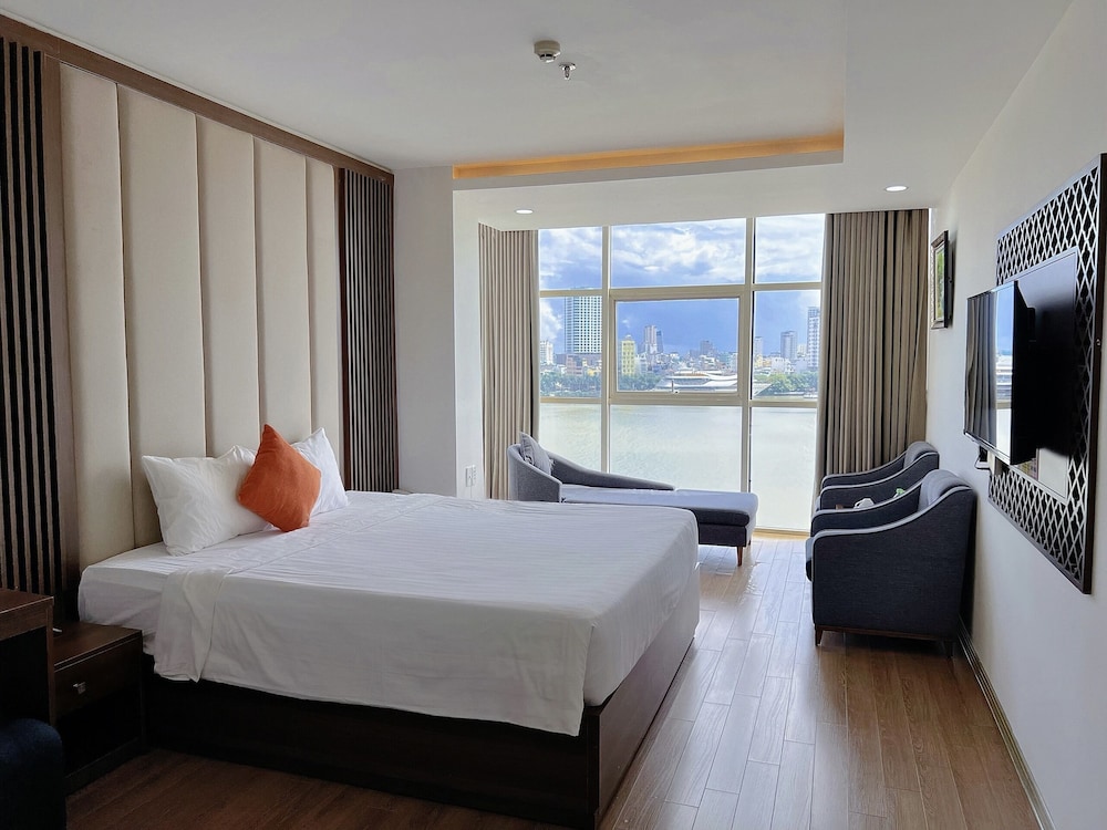 ROOM, KING BED, RIVER VIEW