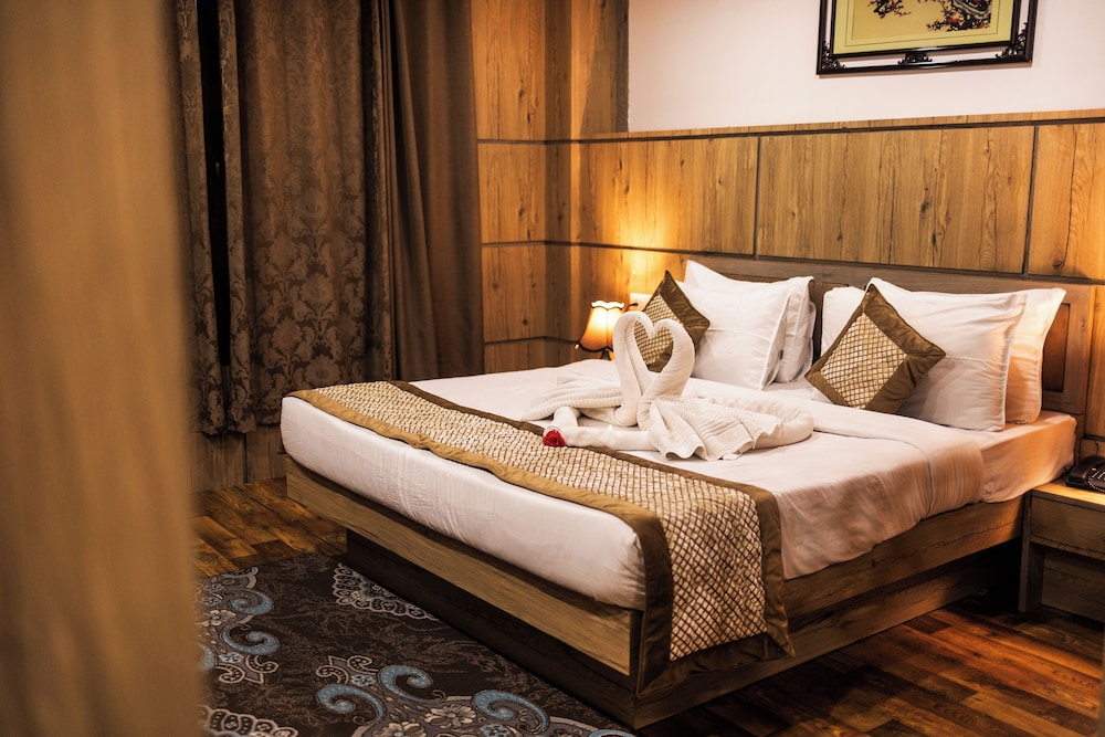 EXECUTIVE, SUITE