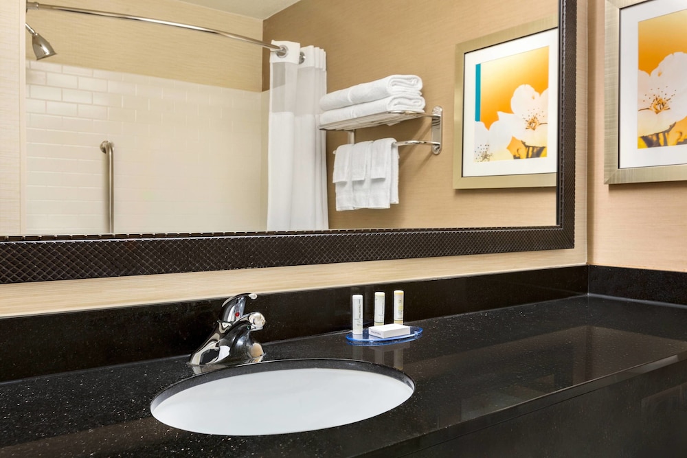 Fairfield Inn Suites Toledo Maumee 14/34