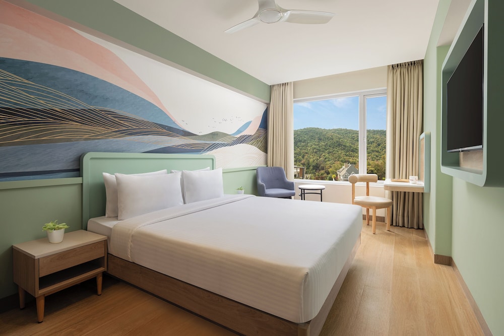 Luxe Queen Room