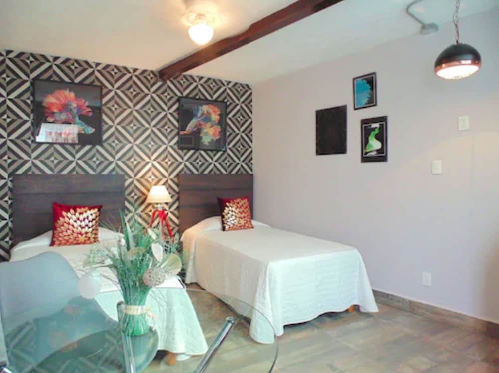 SUITE, TWIN BEDS, KITCHEN