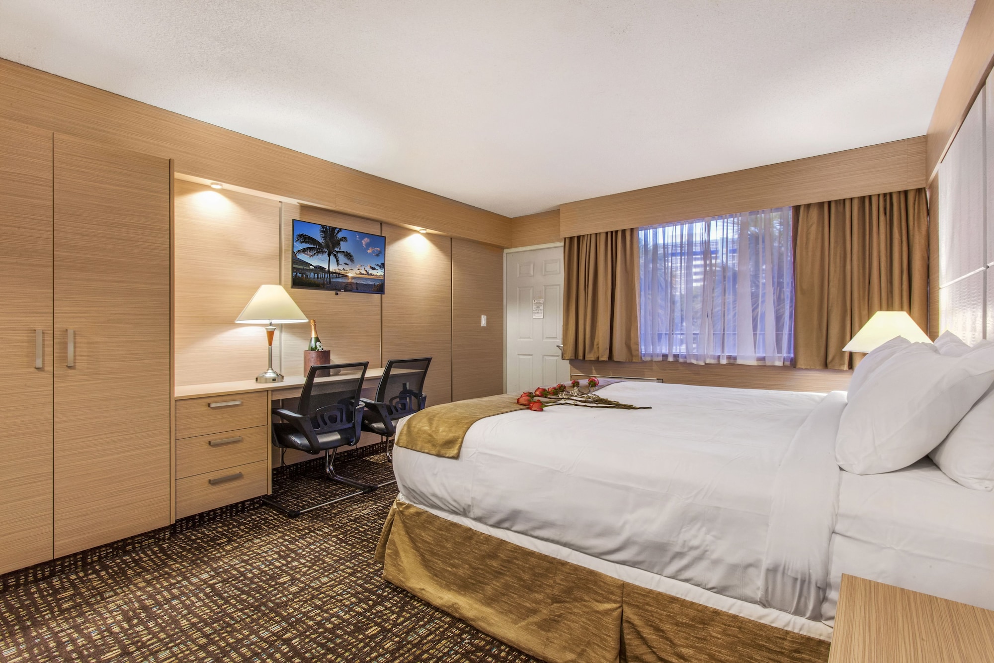 HONEYMOON, STUDIO, SUITE, KING BED, JETTED TUB