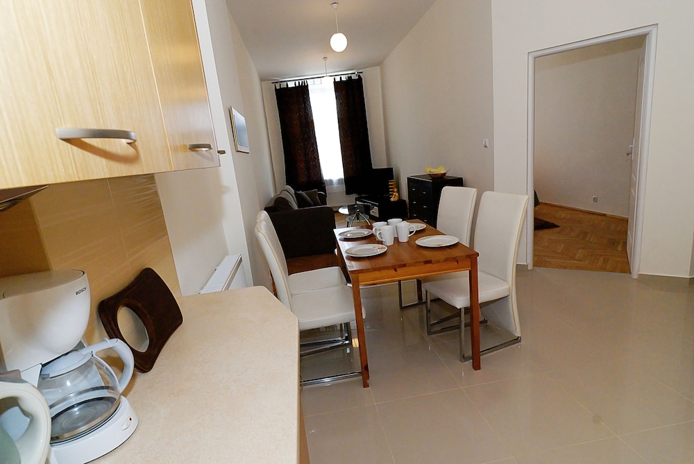 P&J Apartments 42/50