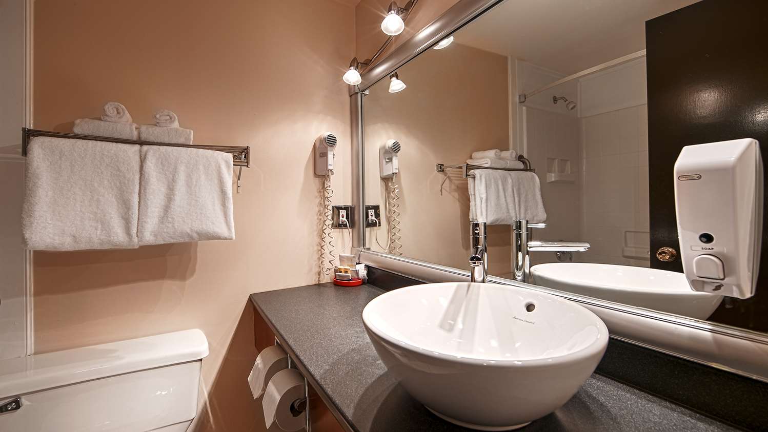 جناح بسريرين كوين بغرفتي نوم مع أريكة بمطبخ، Best Western Gold Rush Inn 3/3