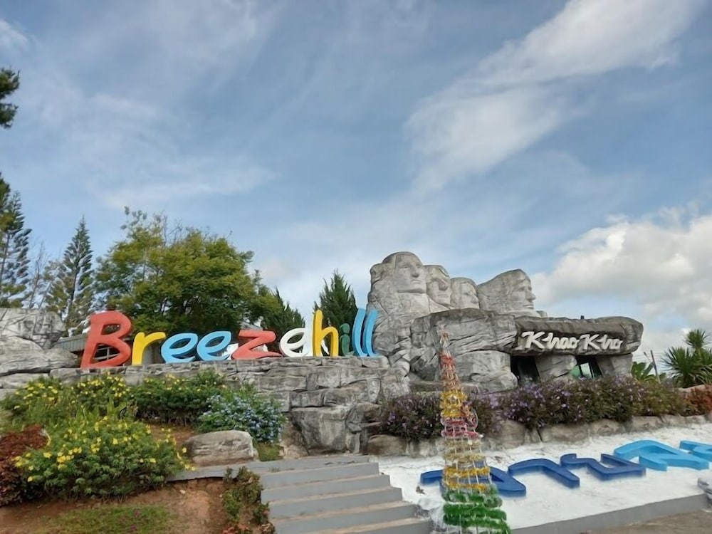 Breeze Hill Hotel 48/50