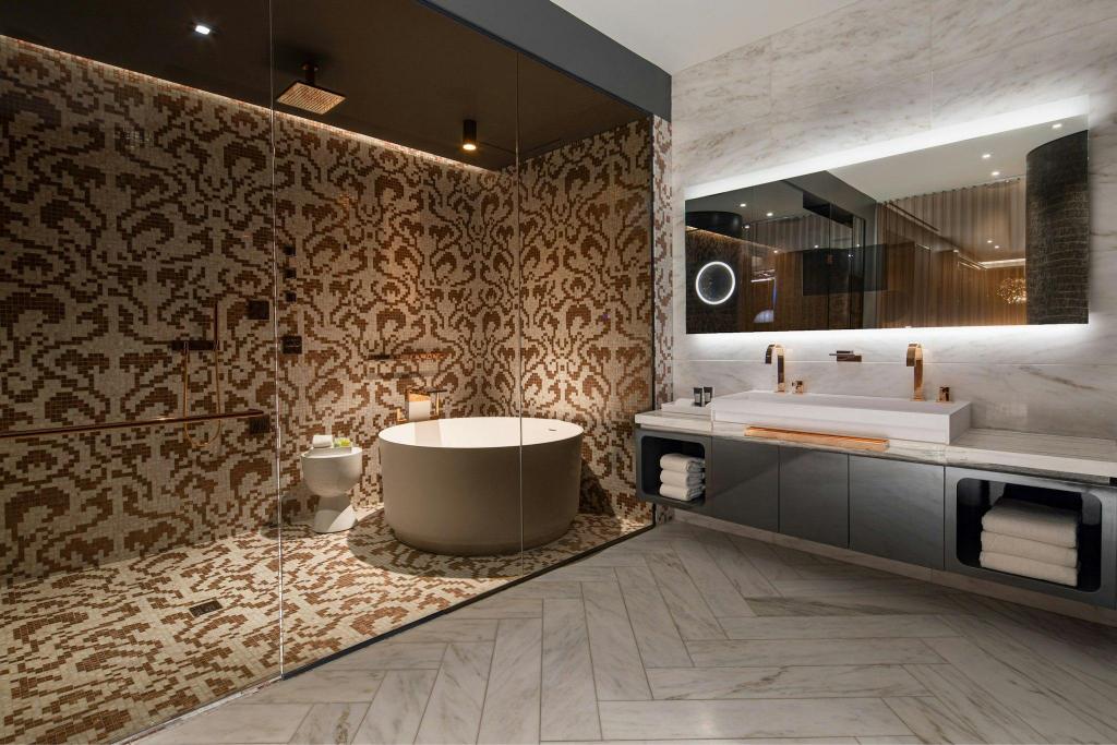 Suite, King Bed, City View, Balcony, High Floor, Concierge Level
