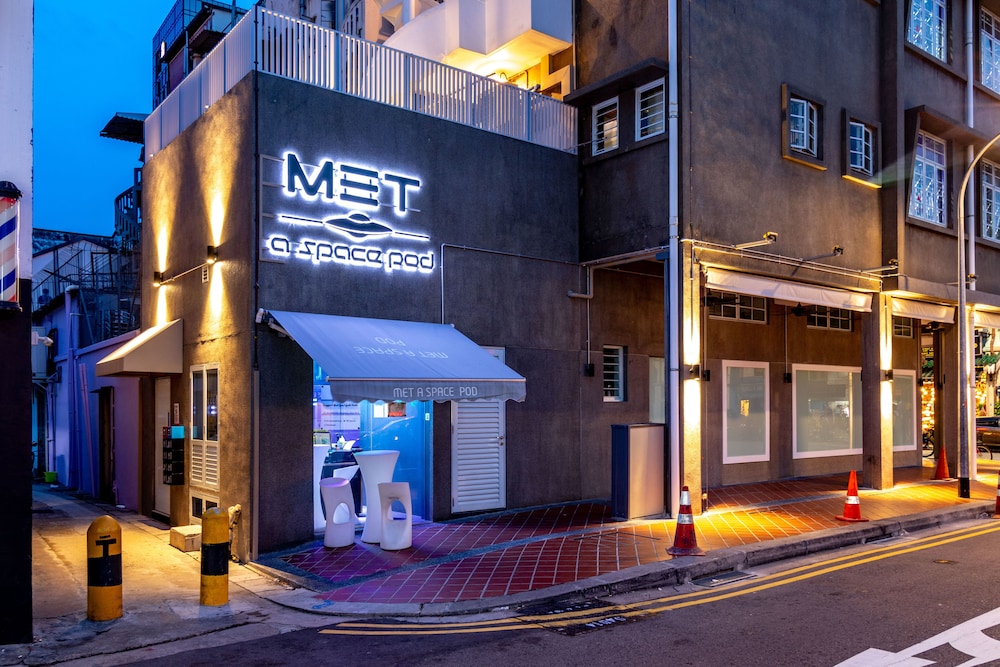 Met A Space Pod @ Arab Street 3/50