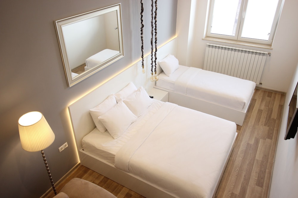 غرفة ديلوكس بسرير كوين وسرير فردي بإطلالة على المدينة مع أريكة، Maxela Apartments 6/6