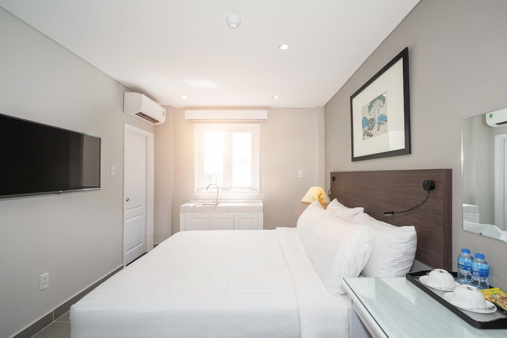 DELUXE, DOUBLE OR TWIN BED