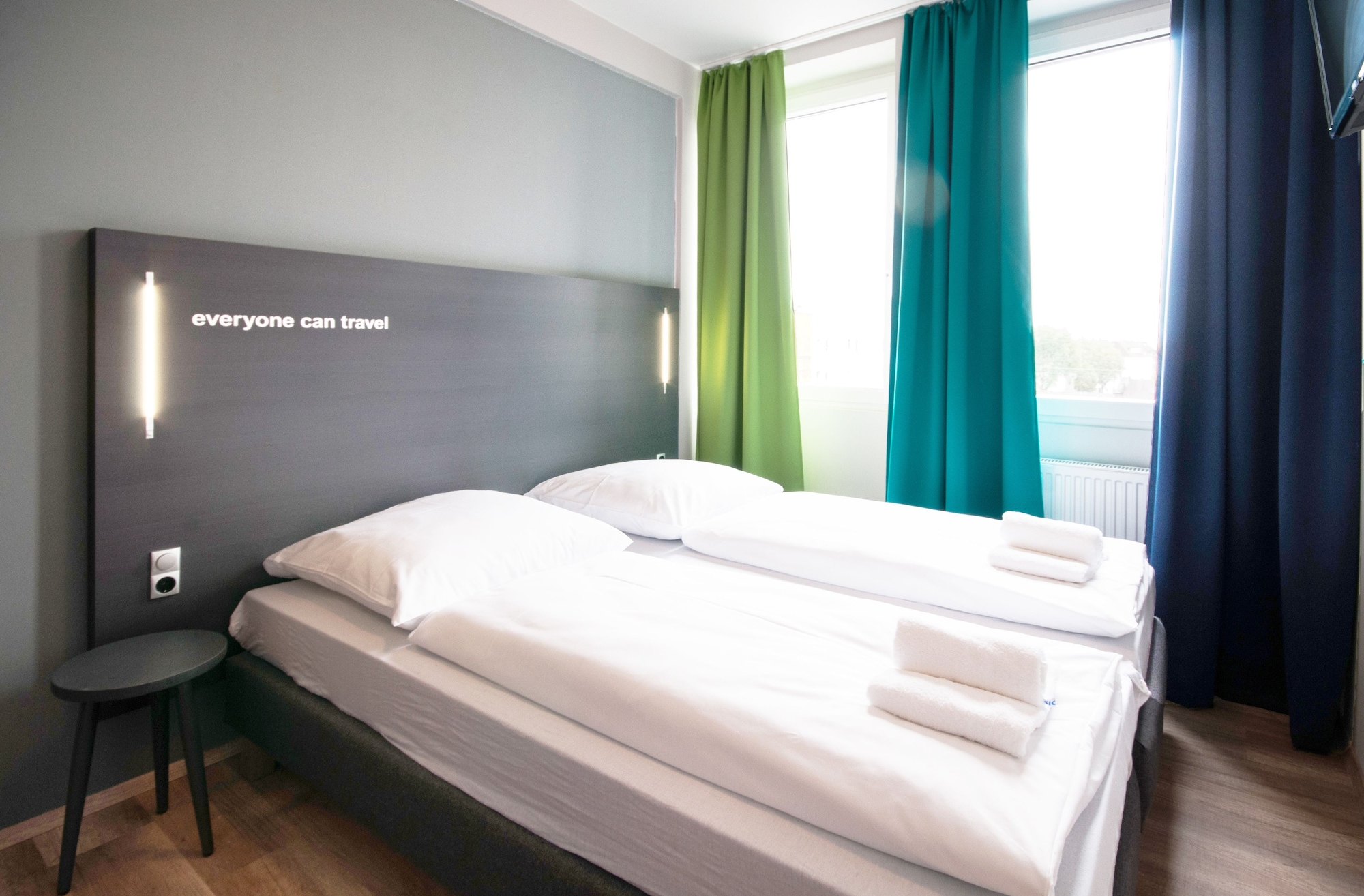 ROOM, TWIN BEDS