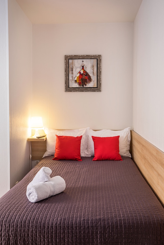 ROOM, SINGLE, KITCHENETTE