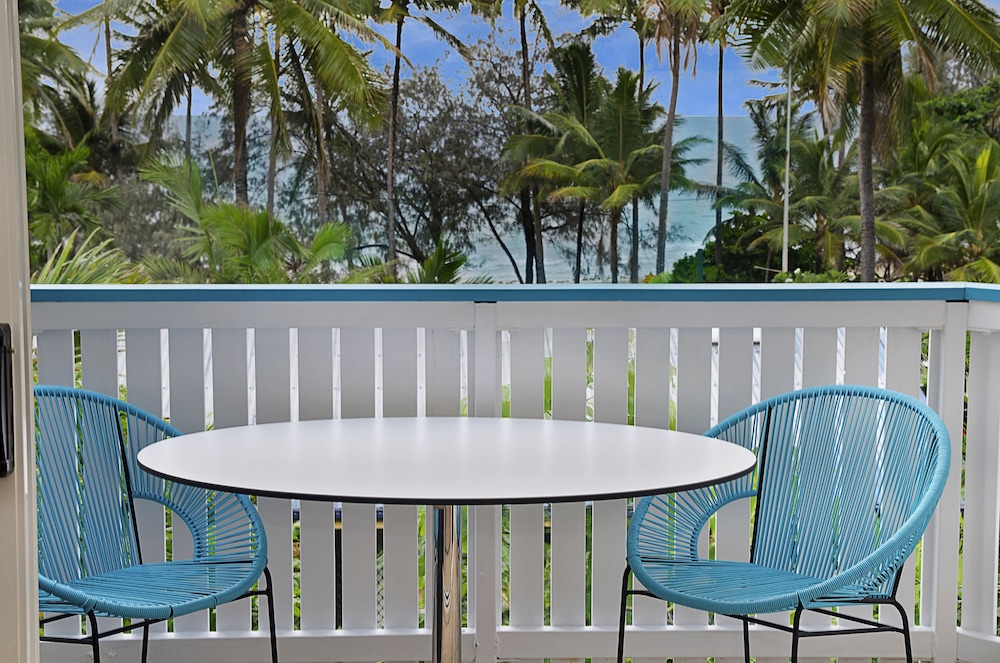 By The Sea Port Douglas 48/62