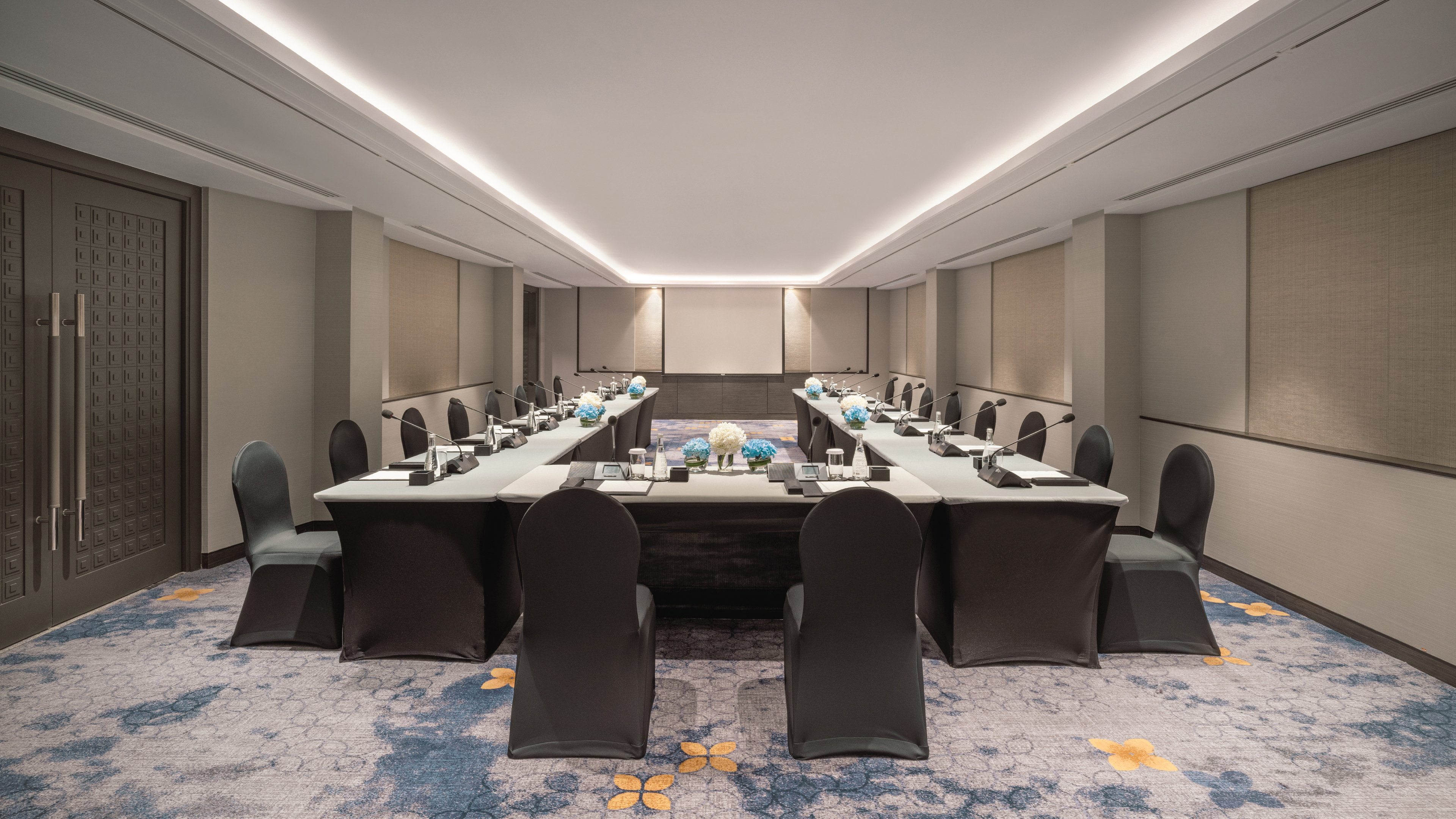 Holiday Inn Bangkok Hotel 65/76