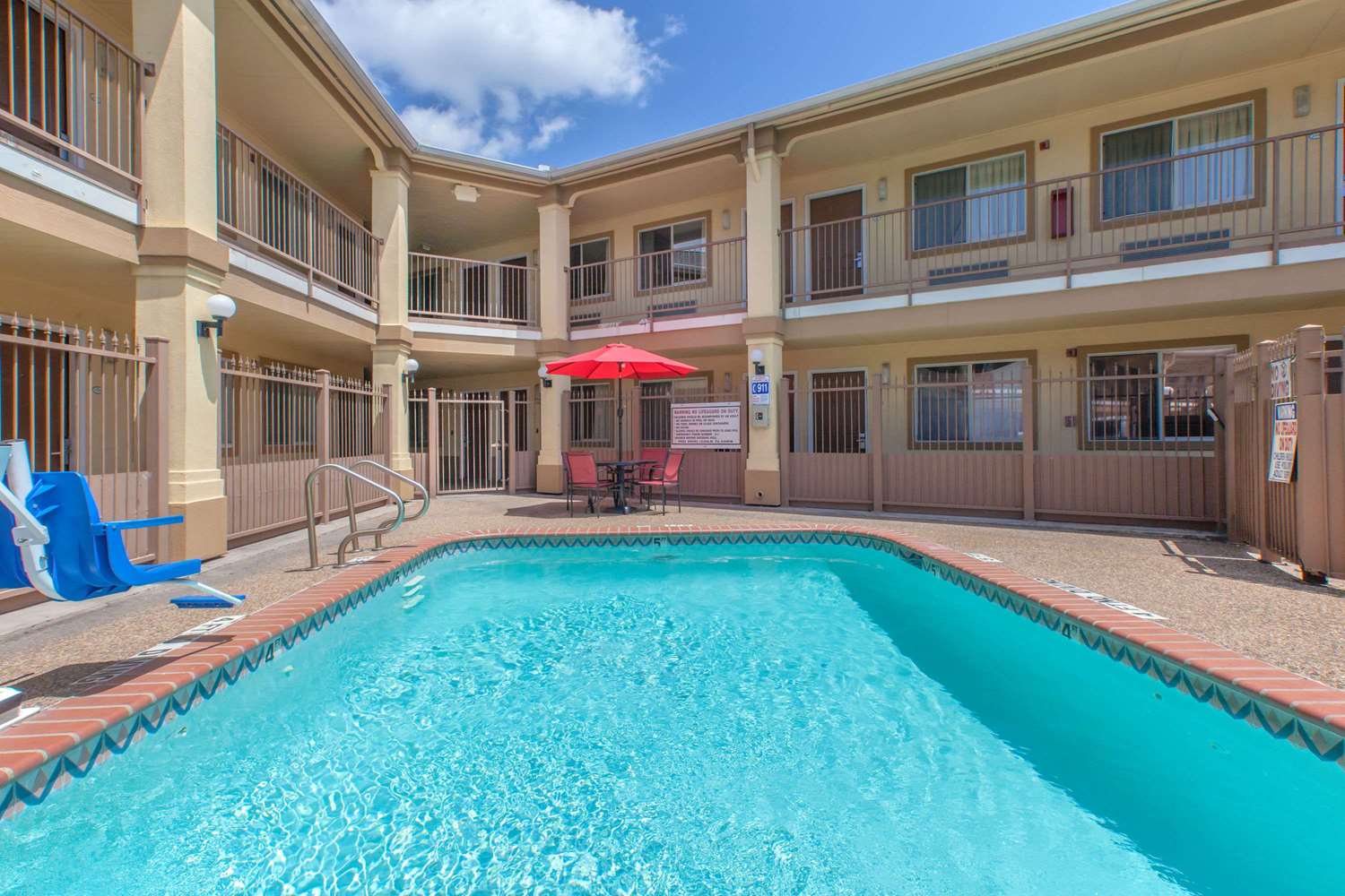 Knights Inn - Forest Hill, TX 18/18