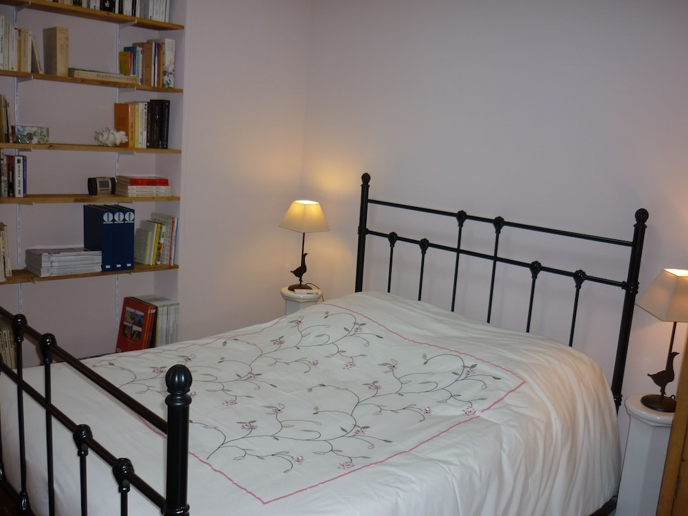 Suite, 1 Single and 2 Double Beds، Chambres D'hôtes Dodo Et Tartines 2/6