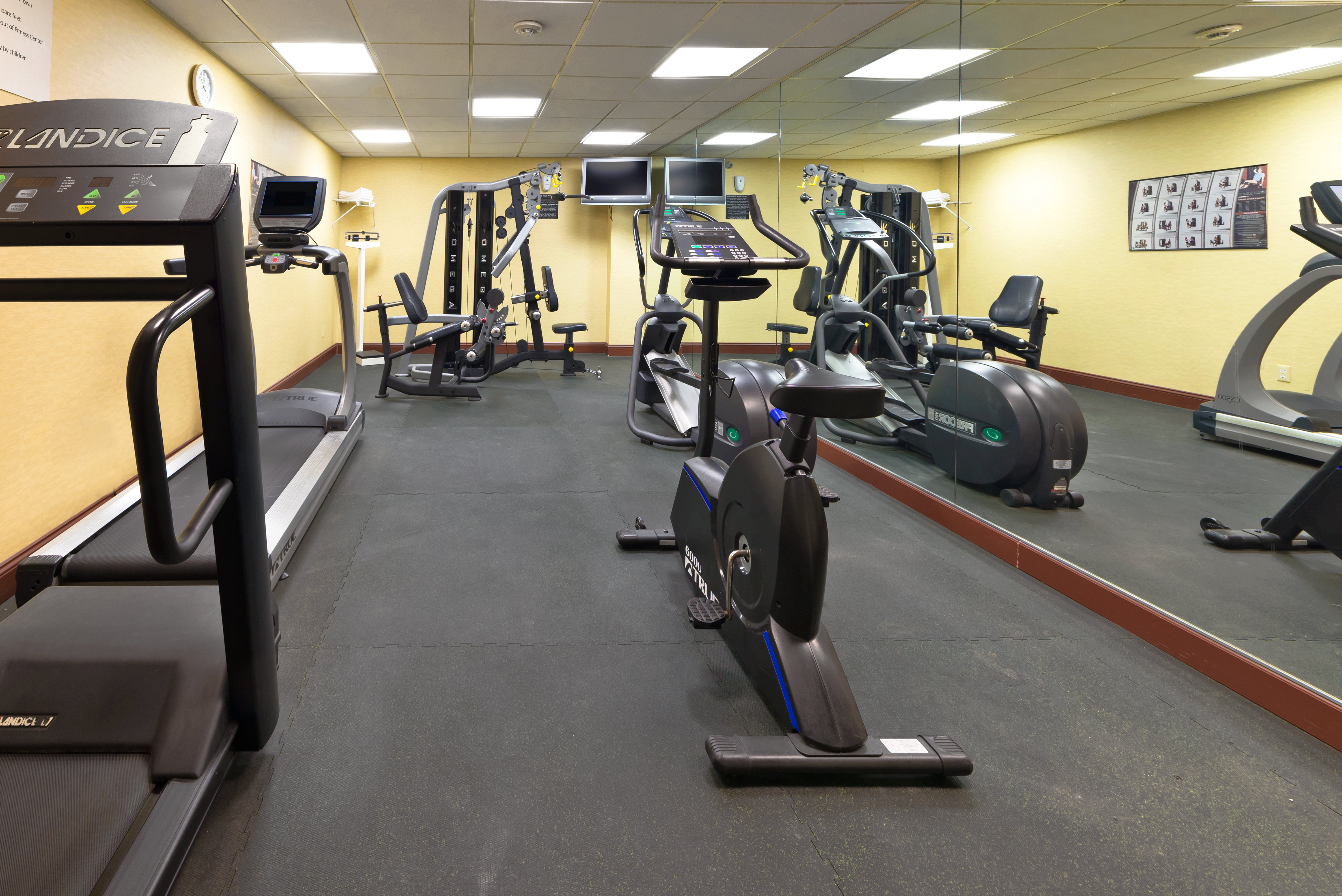 Garner Hotel Totowa by IHG 35/74