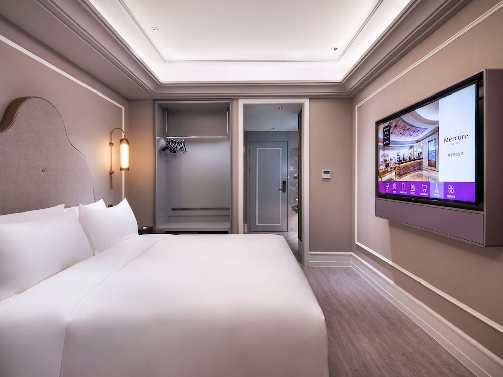 PRIVILEGE, KING BED