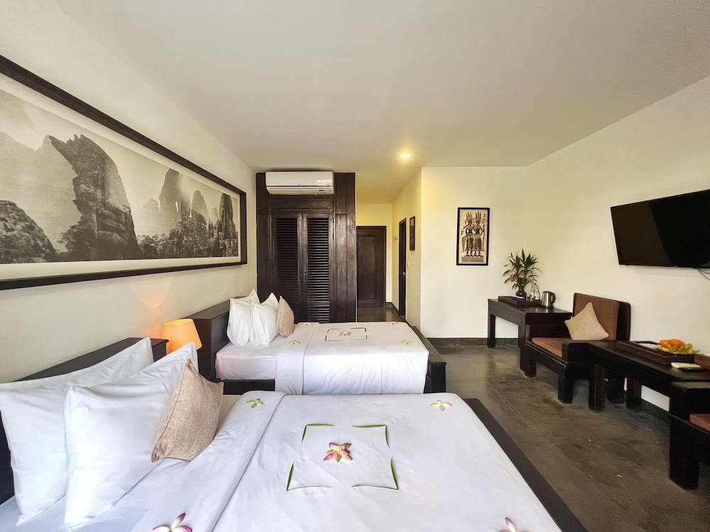 PREMIER, KING BED, POOL VIEW, BALCONY