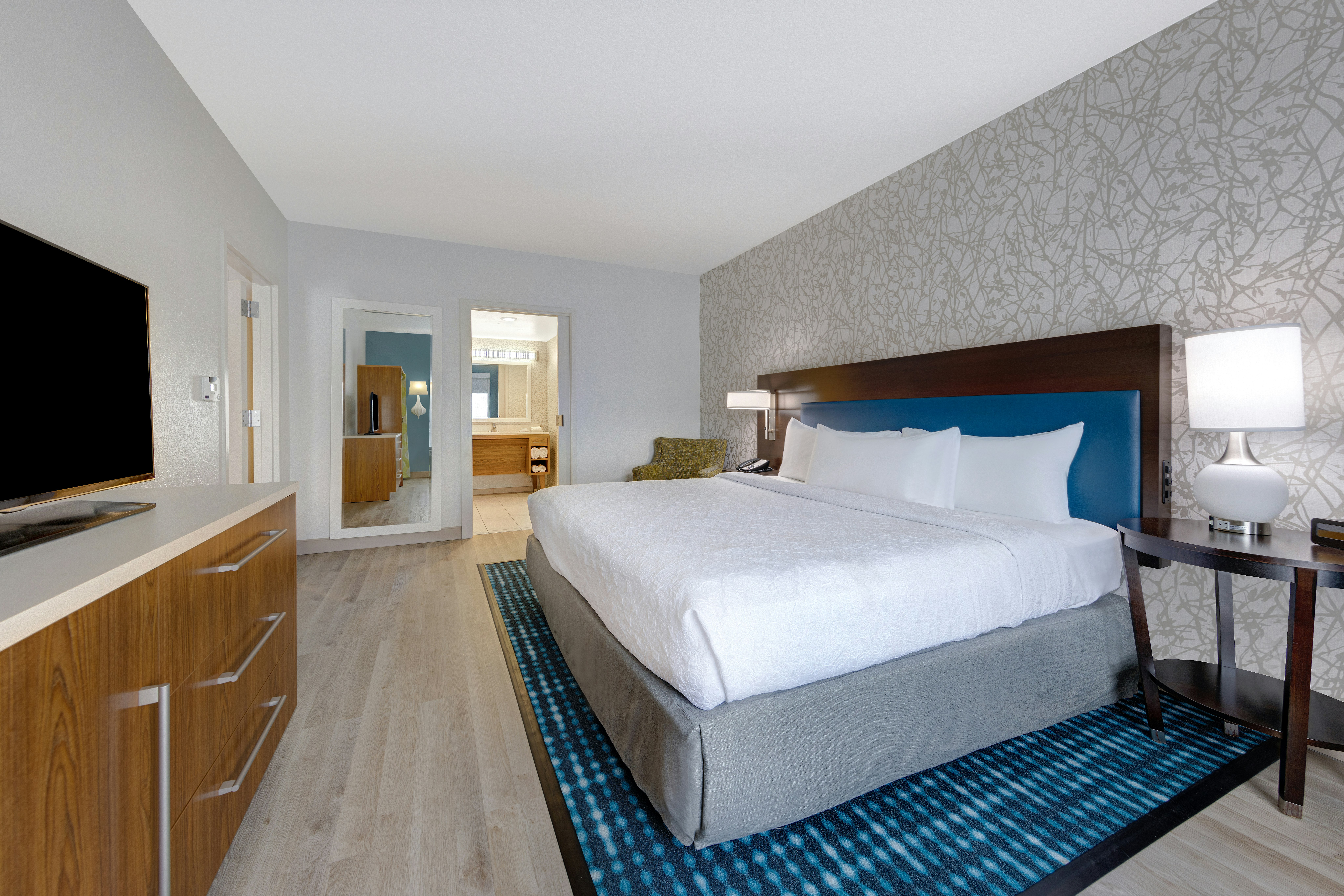 SUITE, KING BED, ACCESSIBLE
