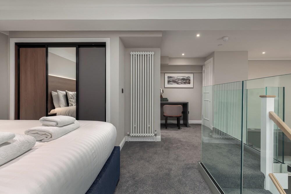 Deluxe, Apartment, 2 King Beds, Castle View